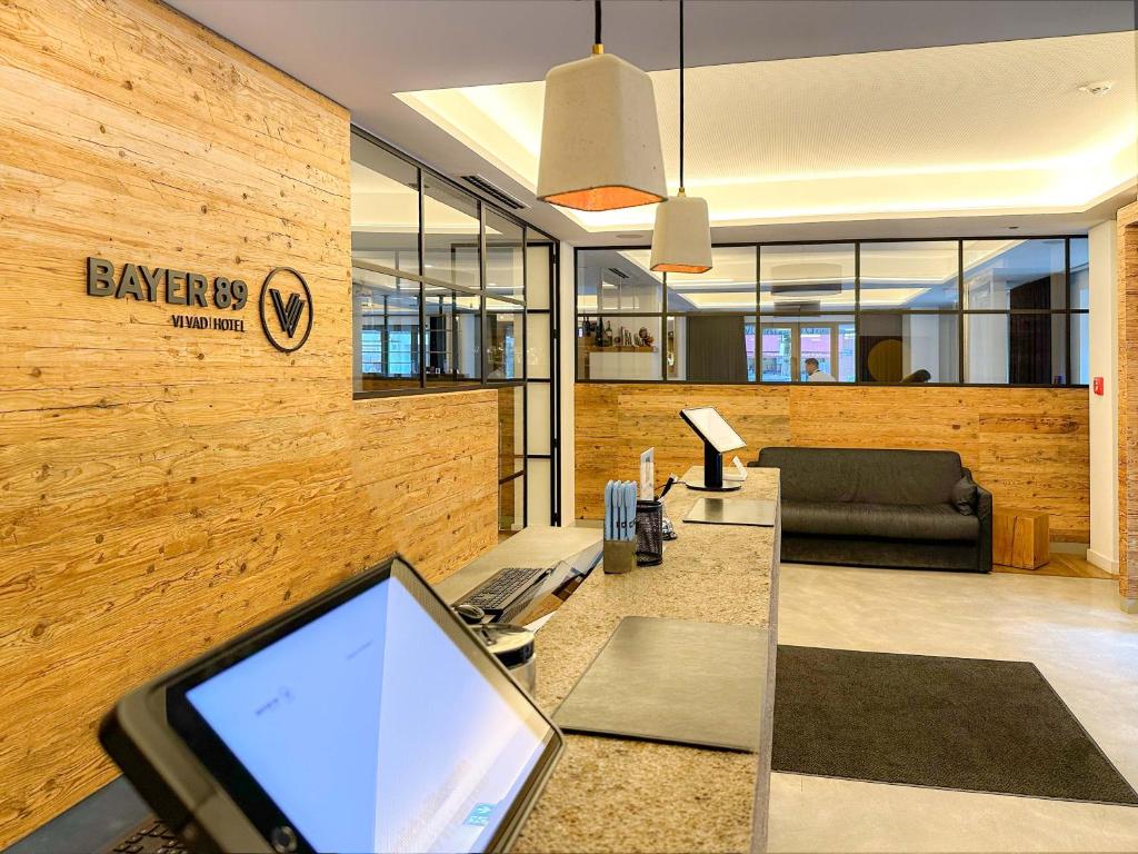 Una oficina con un escritorio con una computadora encima en Bayer 89 Vi Vadi Hotel, en Múnich