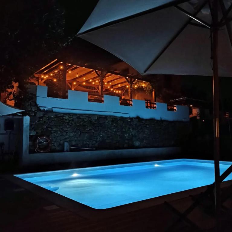 A piscina em ou perto de Quinta do Chafariz