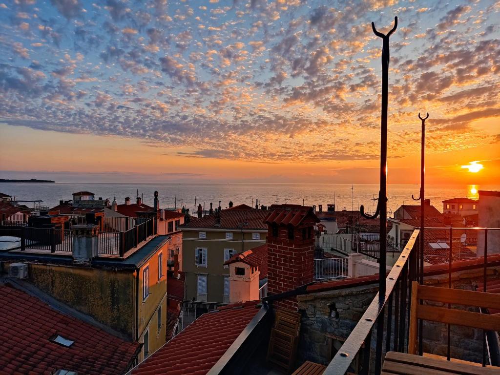 un tramonto sui tetti di una città di Vista a Piran