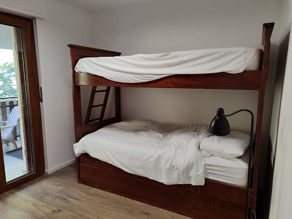 A bed or beds in a room at Appartamento con vista - nuova ristrutturazione