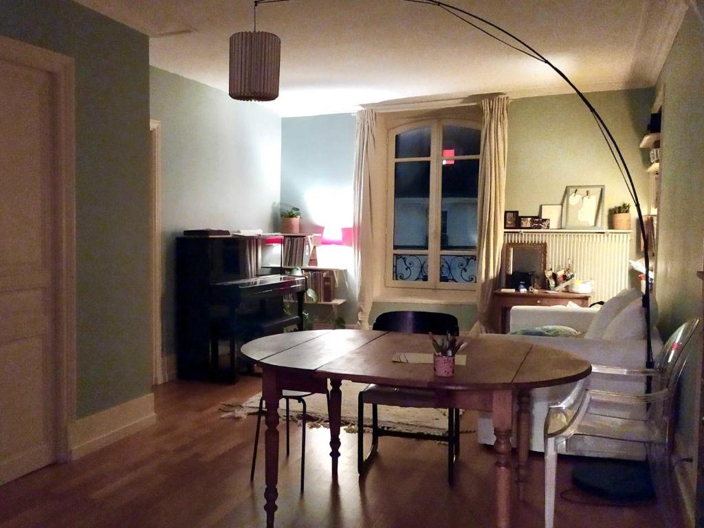 un salon avec une table et un canapé dans l'établissement Paroisse 2 - CI - Versailles Le Hoche, à Versailles