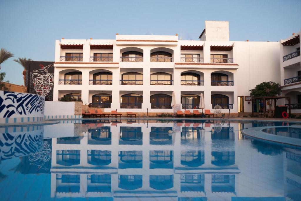 Bazén v ubytování El Khan Sharm Hotel nebo v jeho okolí