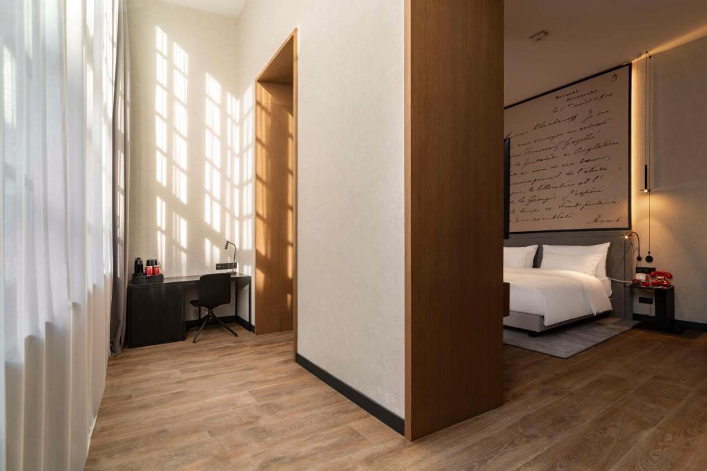 Postel nebo postele na pokoji v ubytování Radisson RED Tbilisi