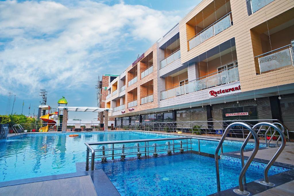 Bazén v ubytování Royal Palace Beach Resort Walking Distance 1 Minutes nebo v jeho okolí
