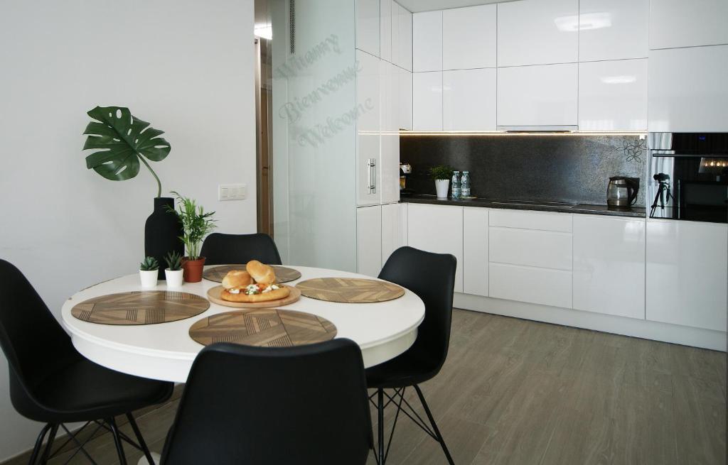 Kuchyňa alebo kuchynka v ubytovaní IRS ROYAL APARTMENTS Apartamenty IRS Cztery Oceany