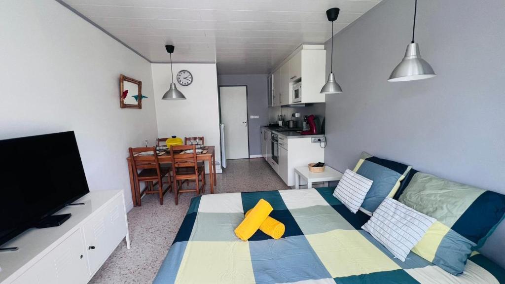 une chambre dotée d'un lit avec une étoile jaune. dans l'établissement Studio dans quartier calme - climatisation - terrasse - parking - à 900m des plages et 400m des commerces, à La Grande Motte