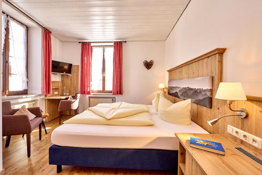 Postel nebo postele na pokoji v ubytování Hotel Drei Mohren