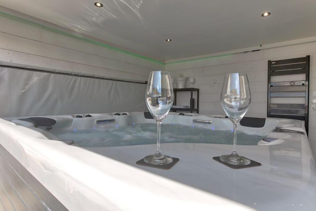 2 verres à vin assis au-dessus d'une baignoire dans l'établissement Le Sunset, à Biscarrosse