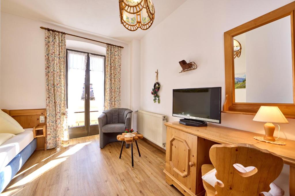 TV a/nebo společenská místnost v ubytování Hotel Drei Mohren