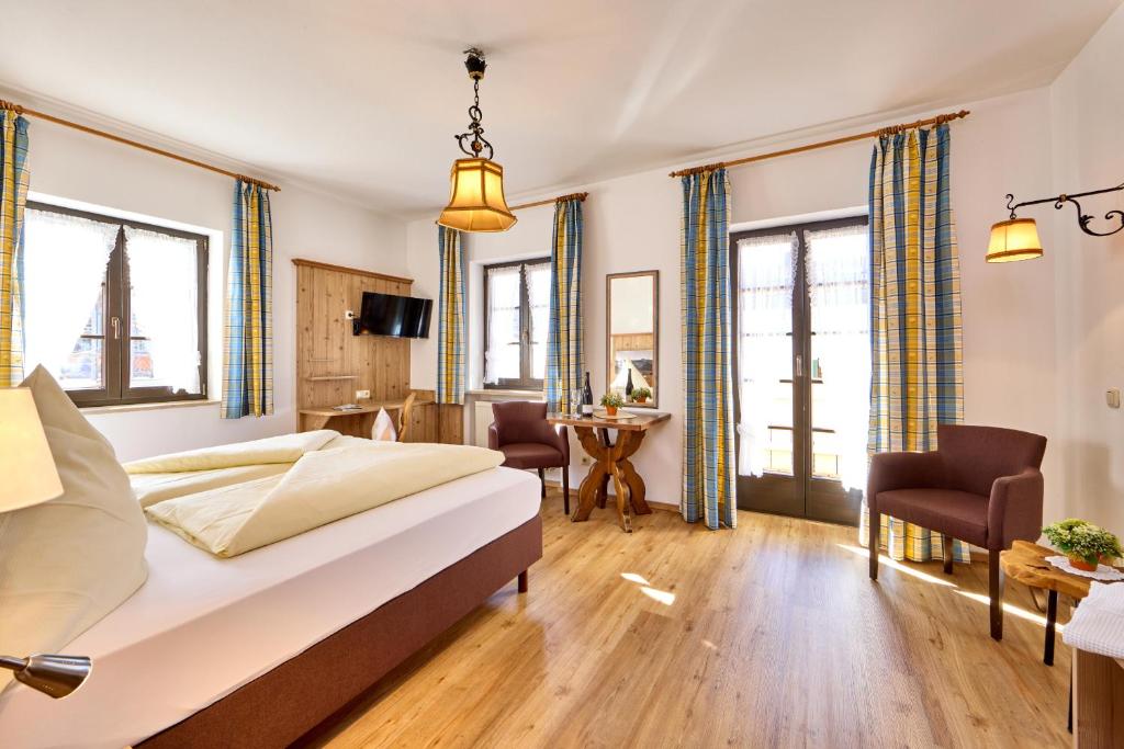 Postel nebo postele na pokoji v ubytování Hotel Drei Mohren