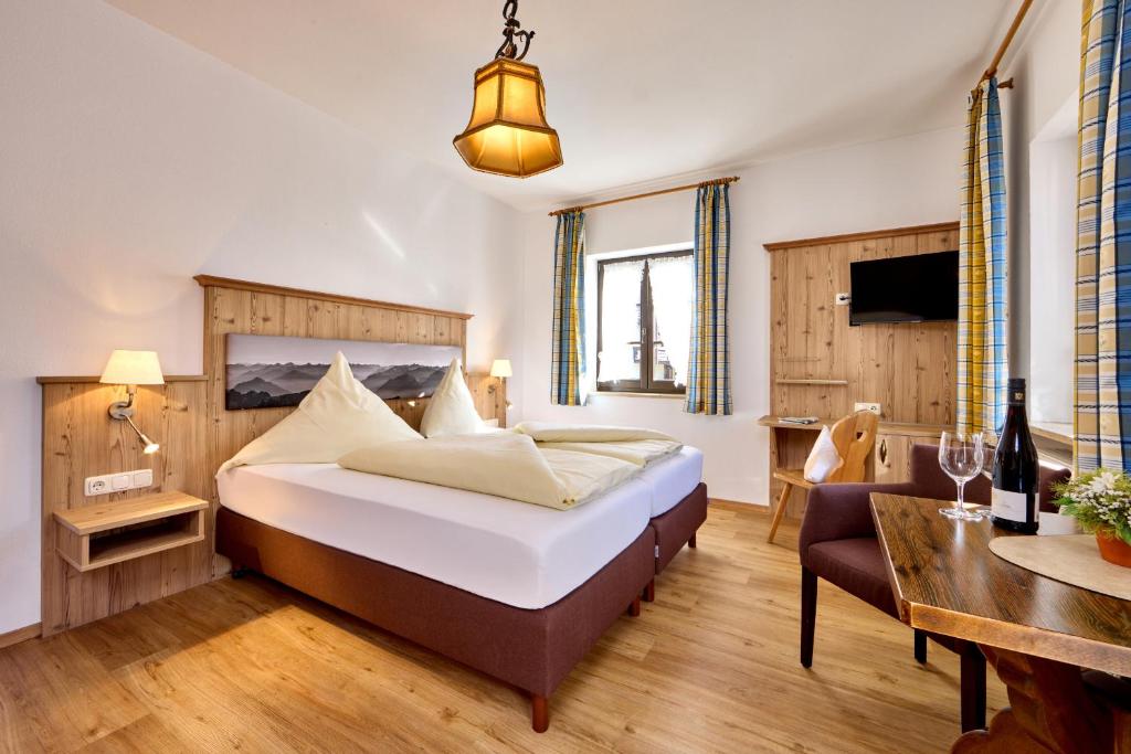 Postel nebo postele na pokoji v ubytování Hotel Drei Mohren