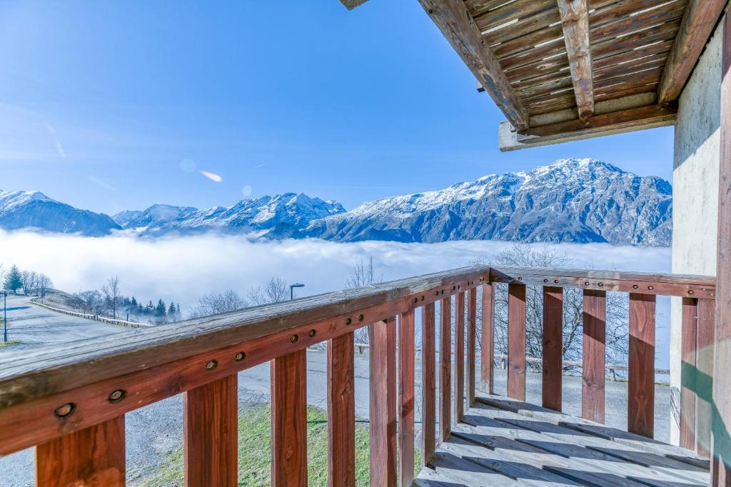 un balcon avec vue sur les montagnes dans l'établissement Bercail 2 Grand Appt Plein Sud, à Villard-Reculas