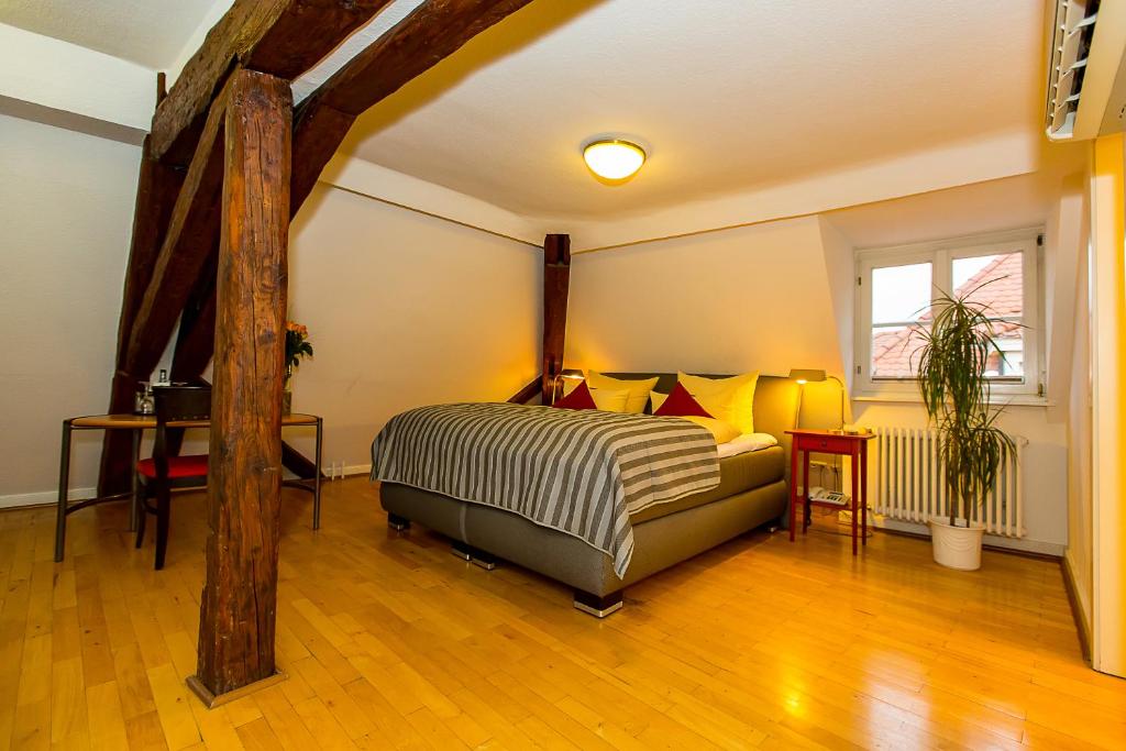 Postel nebo postele na pokoji v ubytování Hotel Goldener Falke