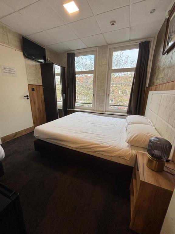 
Triple Room with Private Bathroom
