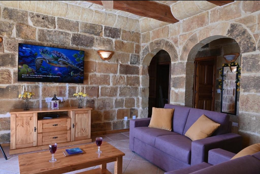 TV a/nebo společenská místnost v ubytování Ta' Nikola Farmhouse, Xaghra