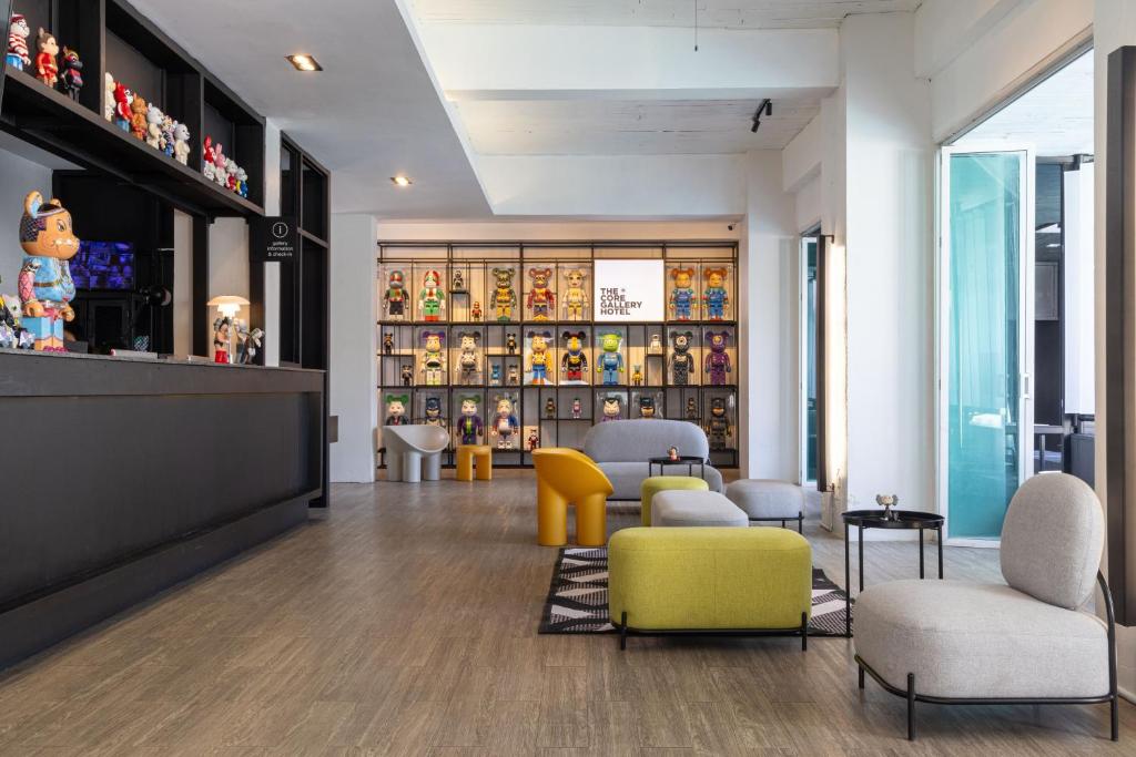 チェンマイにあるThe Core Gallery Hotelのロビーの待合室(椅子、テーブル付)