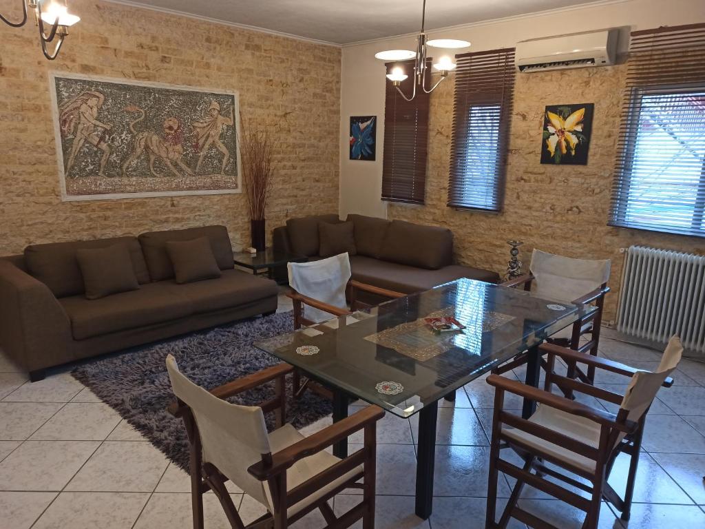 a living room with a table and a couch at Διαμέρισμα 110 Μ στον Λαγκαδά in Lagadas