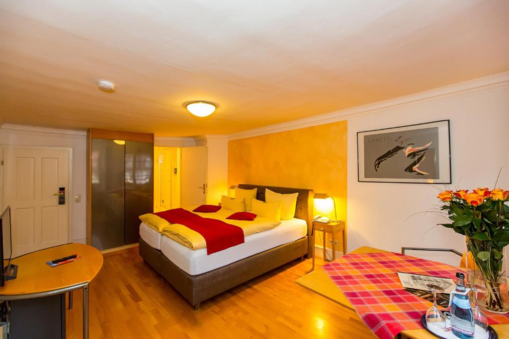 Postel nebo postele na pokoji v ubytování Hotel Goldener Falke