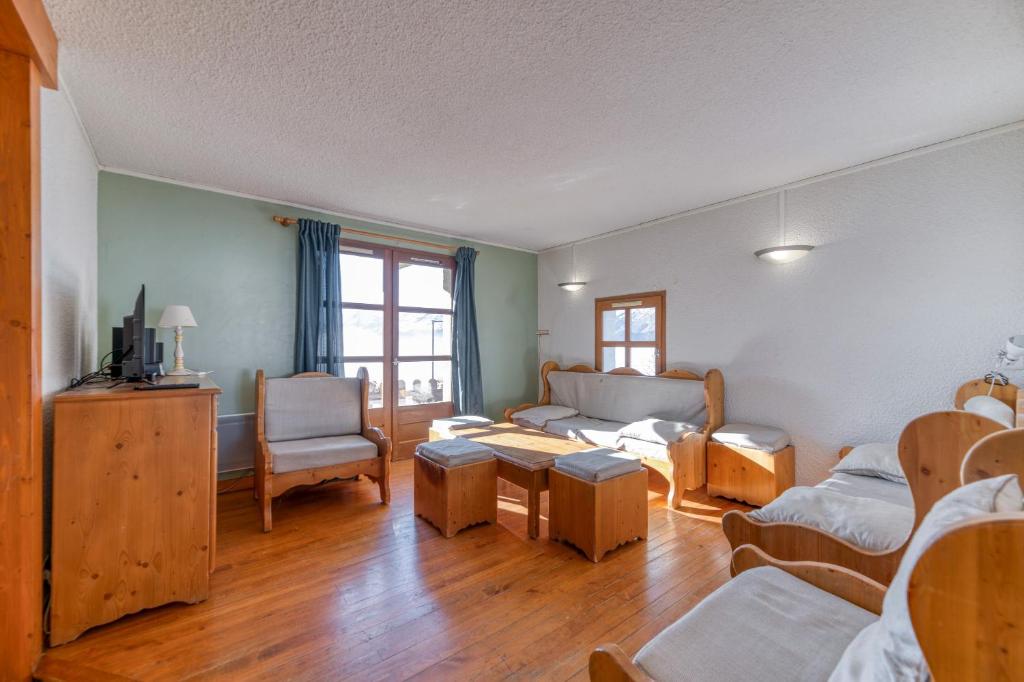 un salon avec un canapé et une table dans l'établissement Bercail 1 Grand Appt Plein Sud, à Villard-Reculas