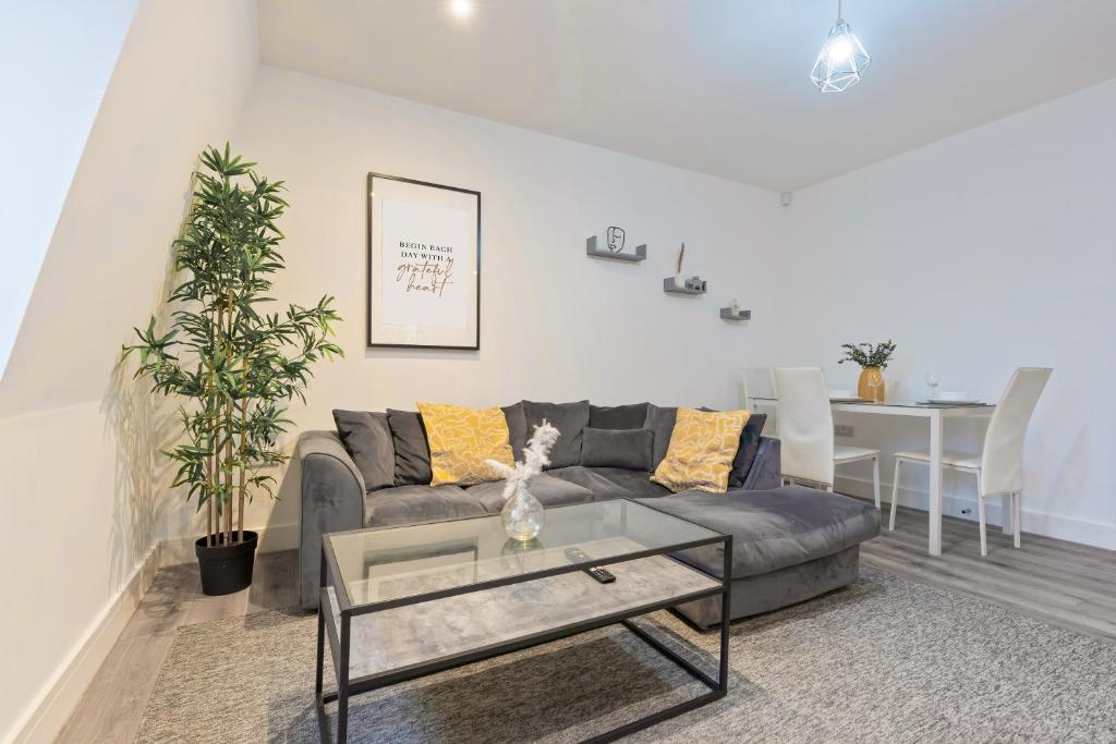 a living room with a couch and a table at Stylish Two Bedroom Apartment - Secure Parking & Balcony 9MC in Birmingham