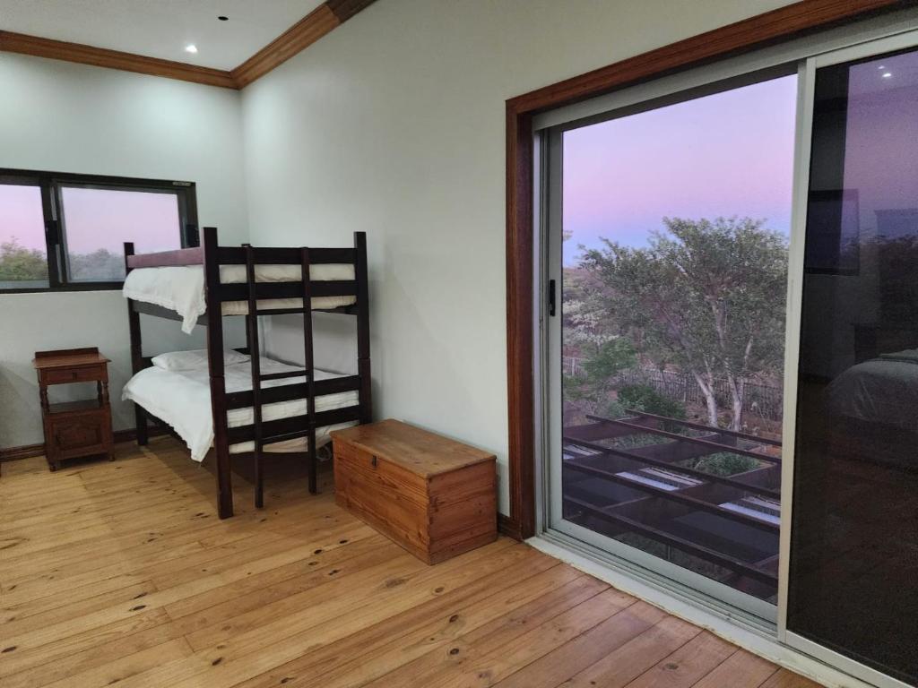 Habitación con vistas a un dormitorio con ventana. en Verloren Lodge, en Modimolle
