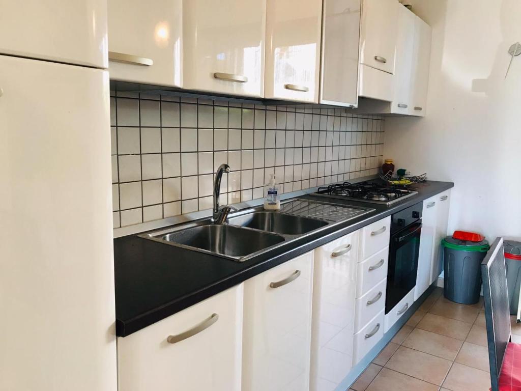 Kuchyň nebo kuchyňský kout v ubytování Isca Calabretta Apartments M2