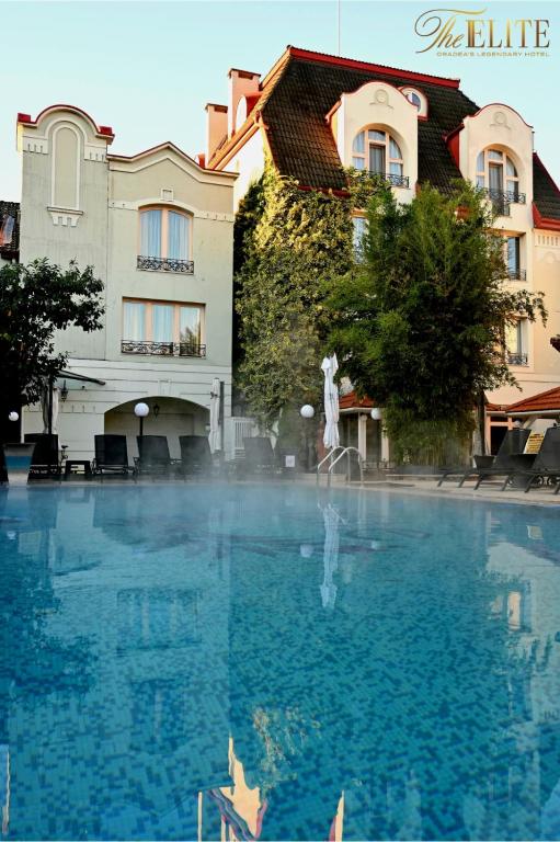 Bazén v ubytování The Elite - Oradea's Legendary Hotel nebo v jeho okolí