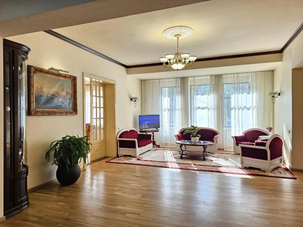 TV a/nebo společenská místnost v ubytování The Elite - Oradea's Legendary Hotel