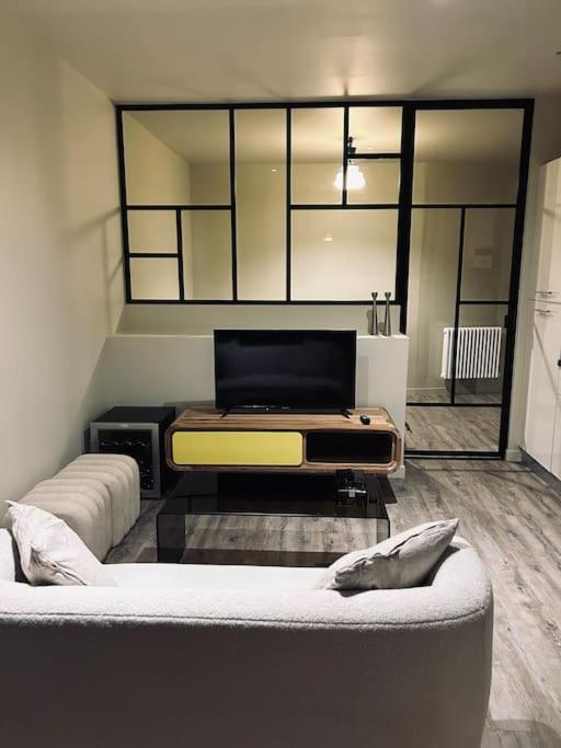 une chambre avec un lit et un canapé dans une pièce dans l'établissement Appartement art deco Reims, à Reims