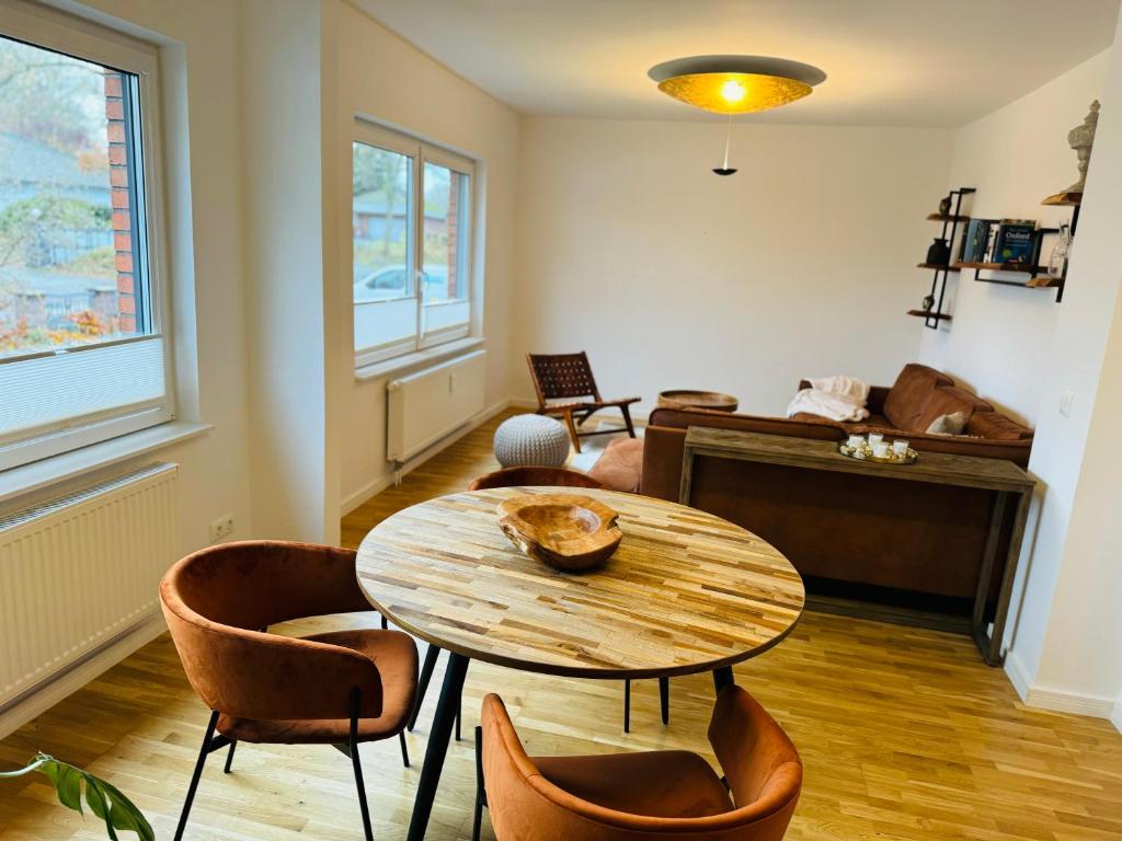a living room with a table and chairs and a couch at Duvenstedter Rotklinker in Hamburg