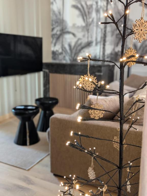 un salon avec un arbre de Noël et des lumières dans l'établissement Cœur de Metz Balnéo - La Suite 1, à Metz