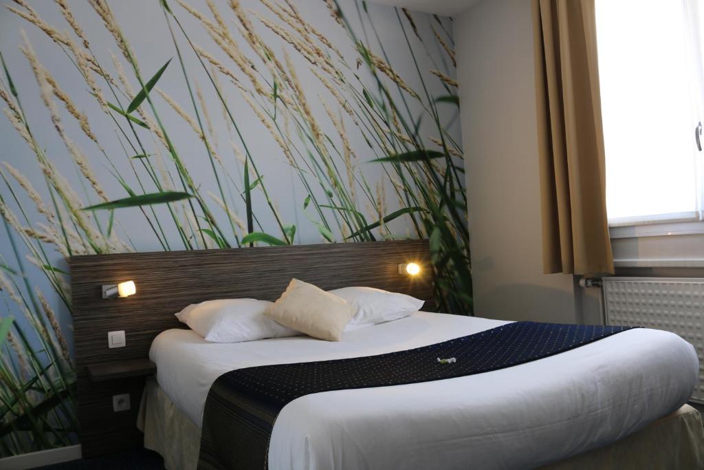 1 dormitorio con 1 cama y una gran pintura en la pared en The Originals City, Hôtel Dau Ly, Lyon Est (Inter-Hotel), en Bron