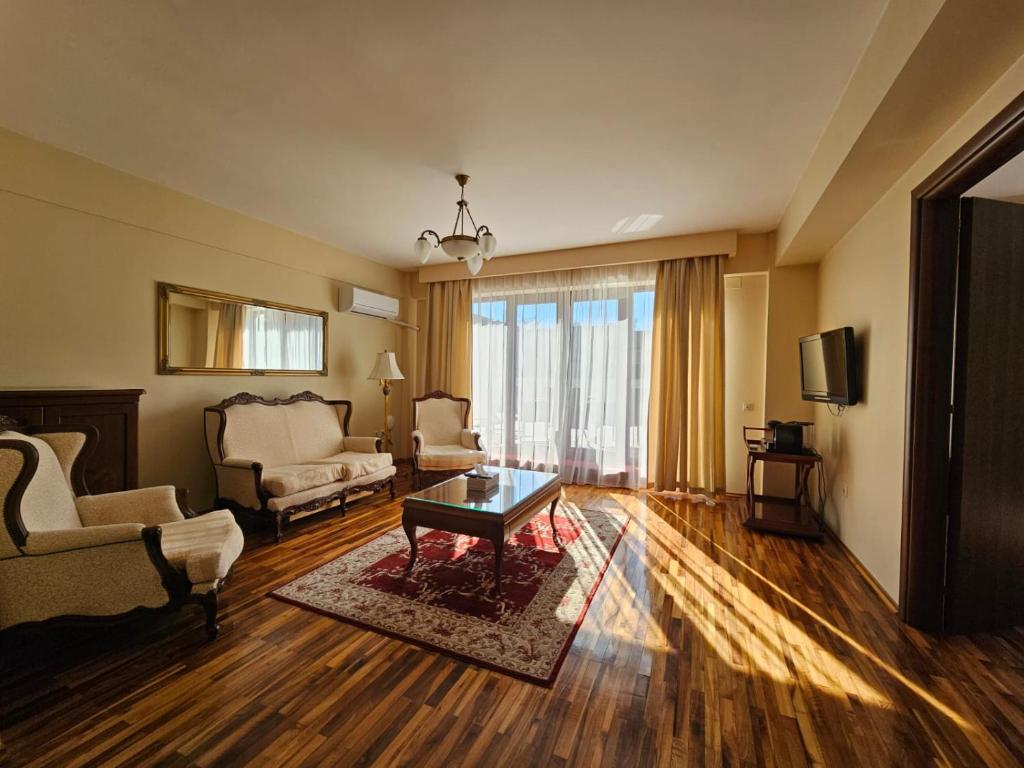 TV a/nebo společenská místnost v ubytování The Elite - Oradea's Legendary Hotel