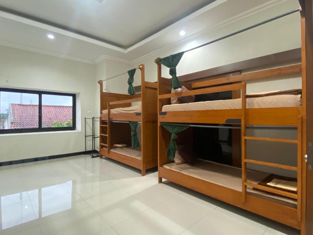 Postel nebo postele na pokoji v ubytování Zzz Hostel Malang