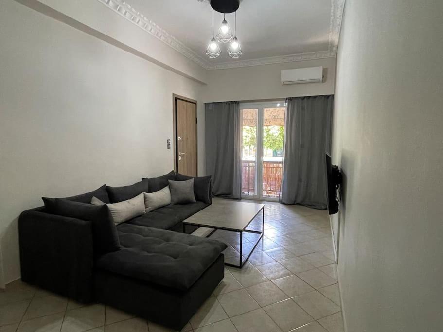 ピレウスにあるNikea apartment near Pireus port and metro st IIIのソファとテーブルのあるリビングルーム