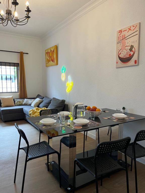 大加那利岛拉斯帕尔马斯Coliving Villa El Gago的客厅配有桌椅和沙发