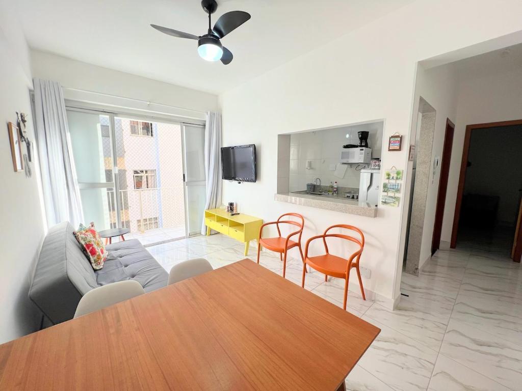 un salon avec une table, des chaises et un canapé dans l'établissement Apto Qt e sala a 100m das Castanheiras - Não fornecemos roupas de cama e banho -, à Guarapari