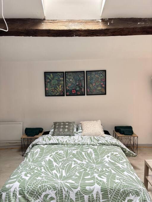 Studio confortable tesisinde bir odada yatak veya yataklar