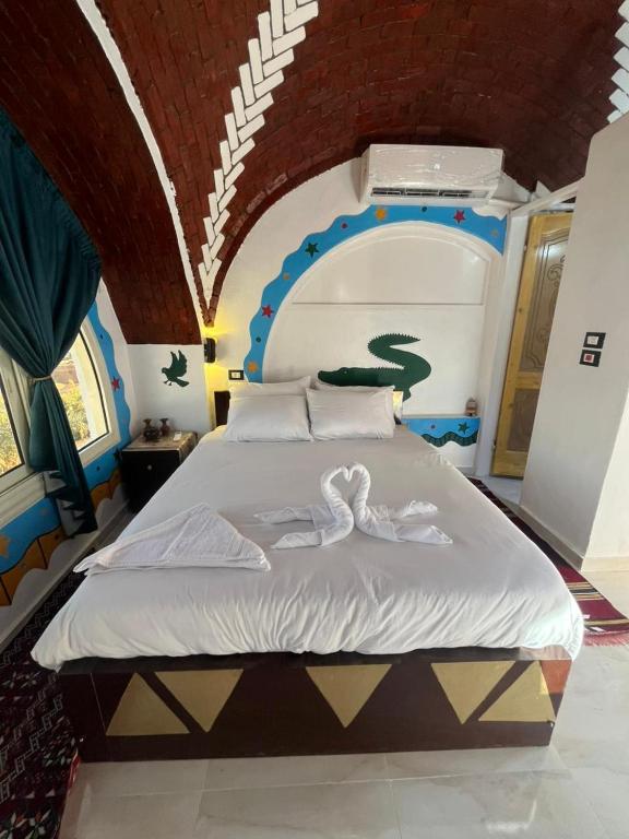Postel nebo postele na pokoji v ubytování Nubian palace - by kerma hospitality