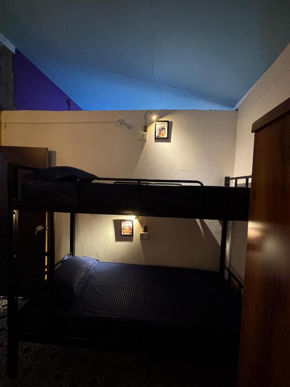 Postel nebo postele na pokoji v ubytování Hungama Hostel & Cafe - By SK