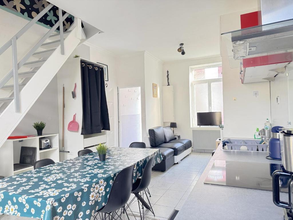 un salon avec une table et un canapé dans l'établissement Maison cosy 3 chambres proche toutes commodités, à Croix