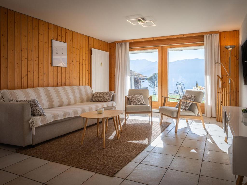 オヴロナにあるApartment Seya 15 by Interhomeのソファと椅子のあるリビングルーム