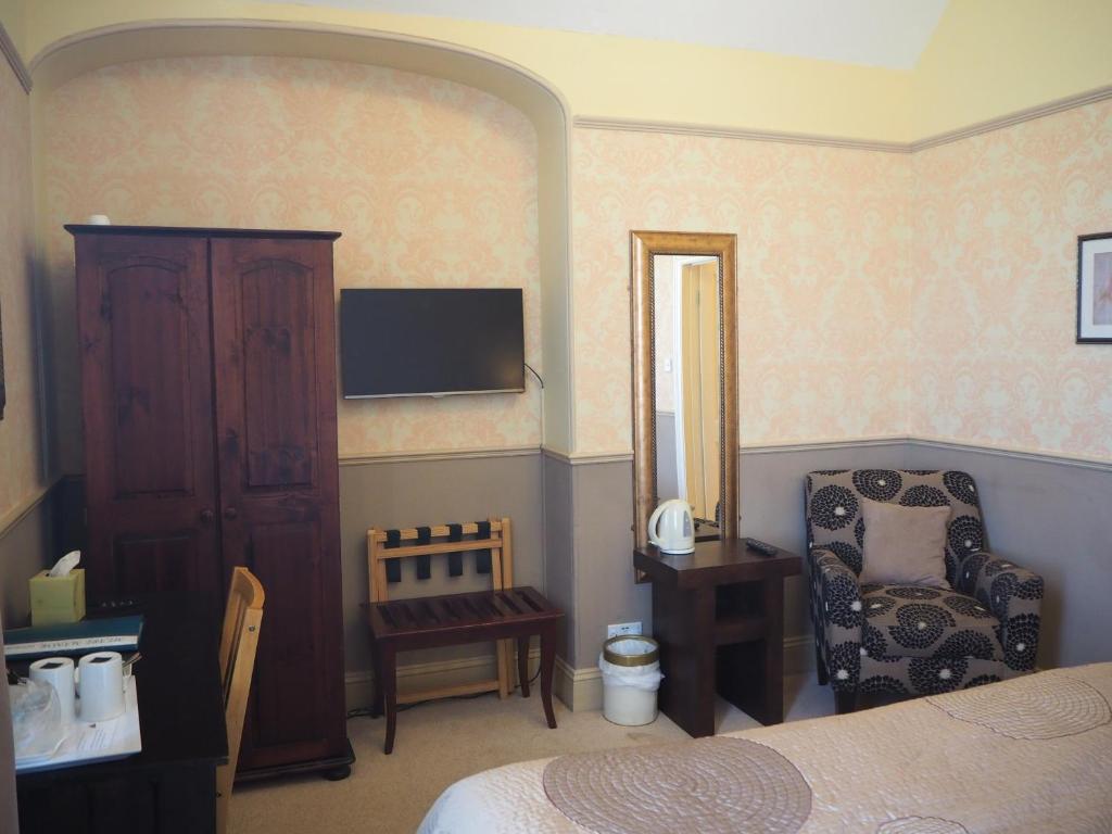 Meare Manor - Double Room With Private Bathroom