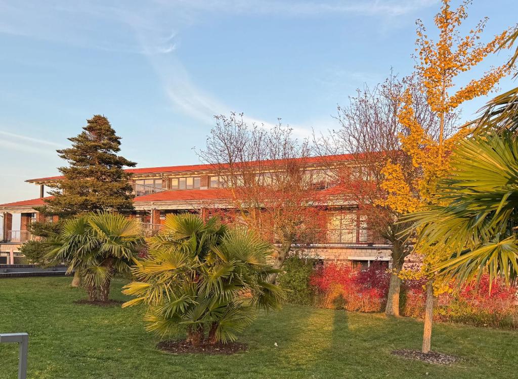 Hohen WieschendorfにあるFerienwohnung "Sunset Fairway 2"の前にヤシの木がある建物