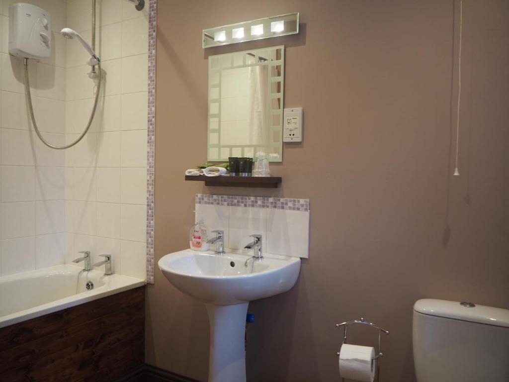 Meare Manor - Twin Room With Private Bathroom