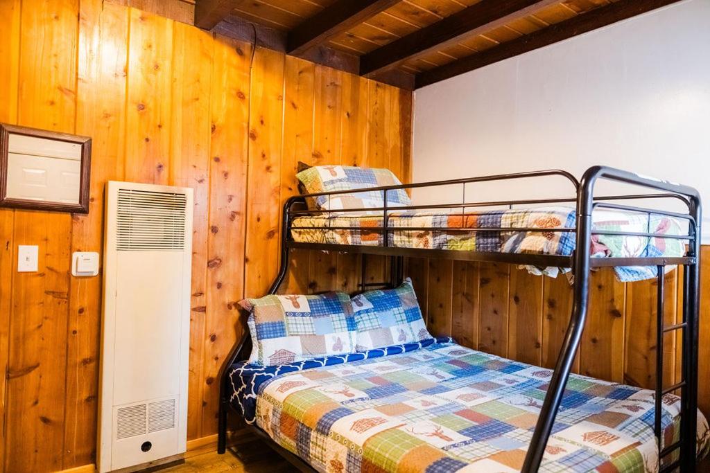 Postel nebo postele na pokoji v ubytování The Washoe Lodge