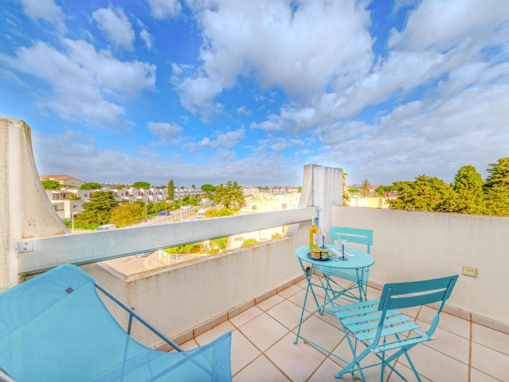 un patio avec deux chaises et une table sur un balcon dans l'établissement Apartment Les Floralies II-15 by Interhome, au Grau-du-Roi