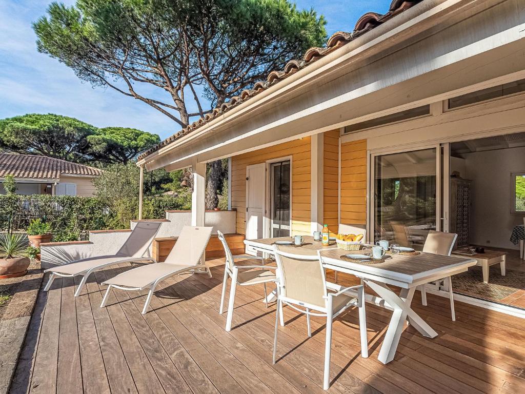 un patio avec une table et des chaises sur une terrasse dans l'établissement Holiday Home Parc Oasis by Interhome, à Gassin