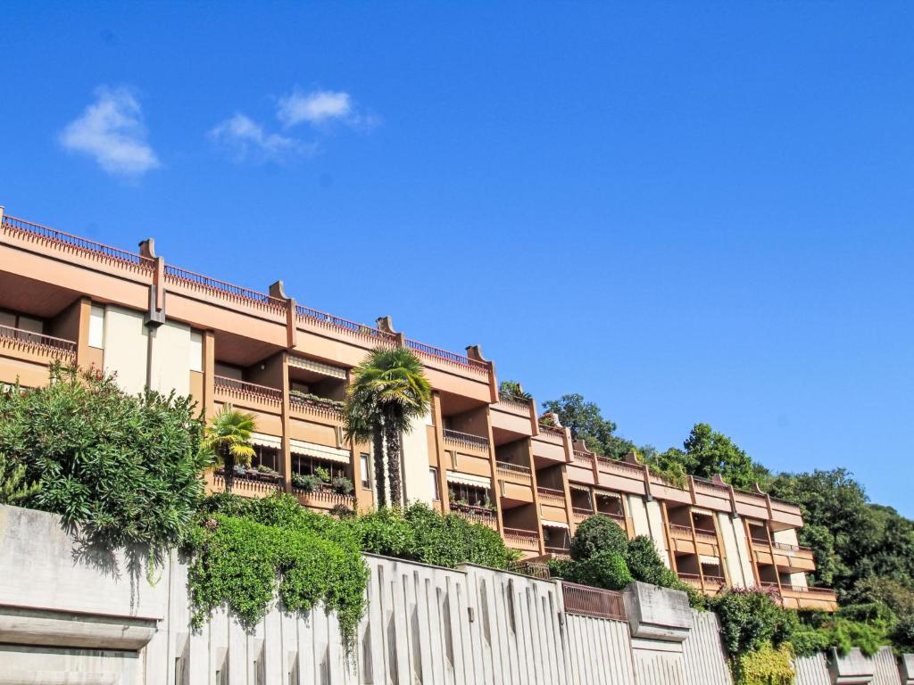 un edificio de apartamentos con una valla delante en Studio By the lake by Interhome, en Lesa