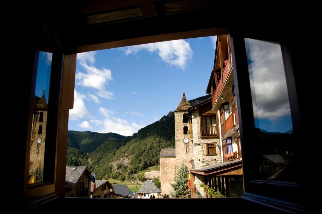Nespecifikovaný výhled na hory nebo výhled na hory při pohledu z hotelu